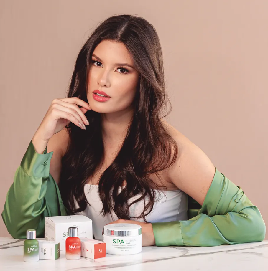 Modelo com produtos Spa Therapy da Maison Visage, distribuídos pela Belnic no RS